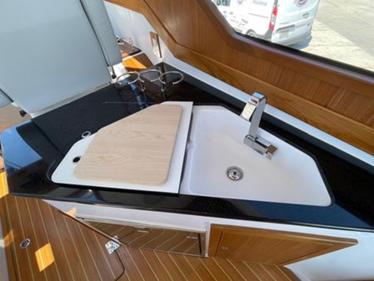 https://arconyachts.ams3.digitaloceanspaces.com/164964/conversions/large_4596765-optimize.jpg
