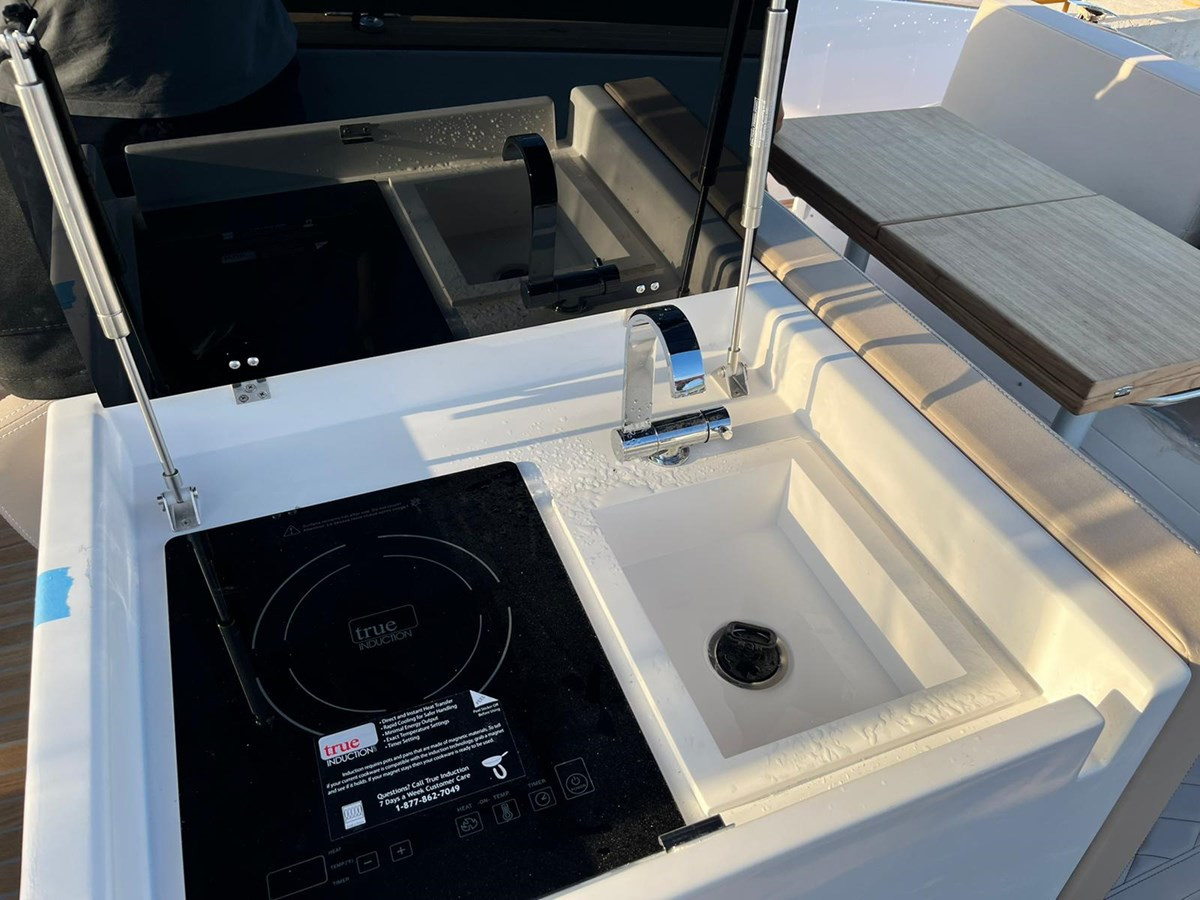 https://arconyachts.ams3.digitaloceanspaces.com/165434/conversions/large_3723912-optimize.jpg