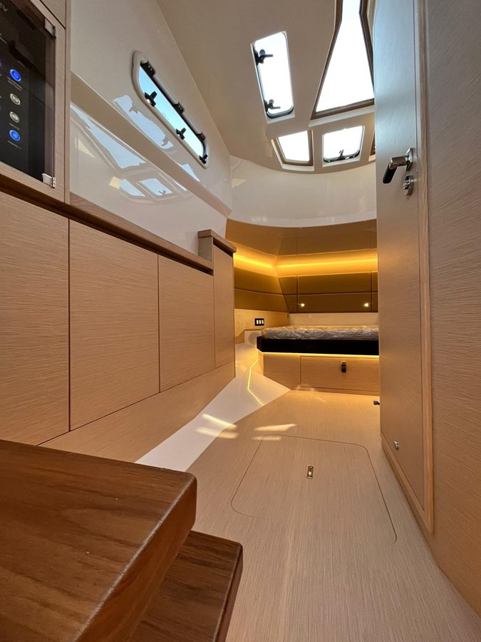 https://arconyachts.ams3.digitaloceanspaces.com/165440/conversions/large_3723915-optimize.jpg