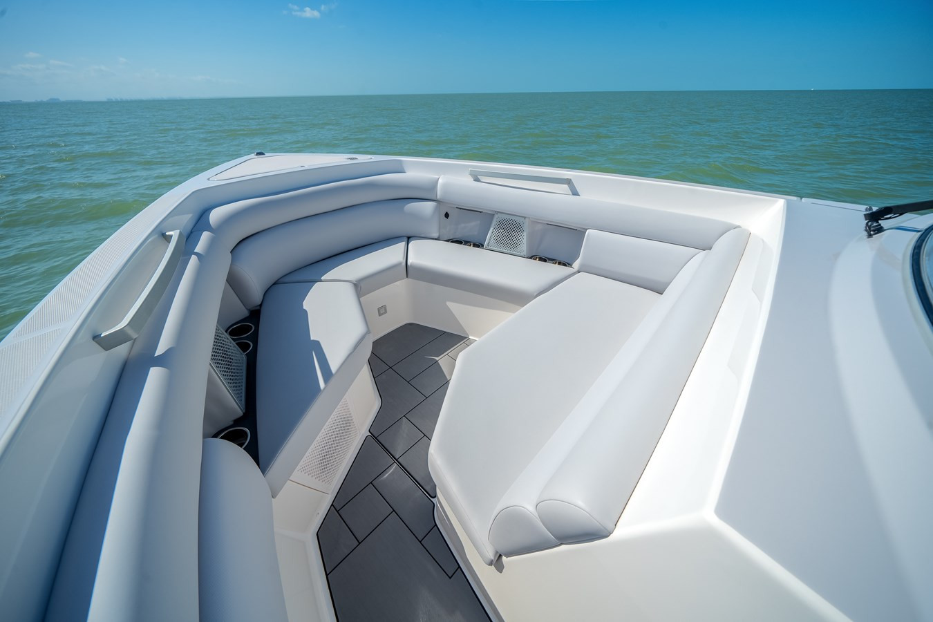 https://arconyachts.ams3.digitaloceanspaces.com/165551/conversions/large_4632892-optimize.jpg