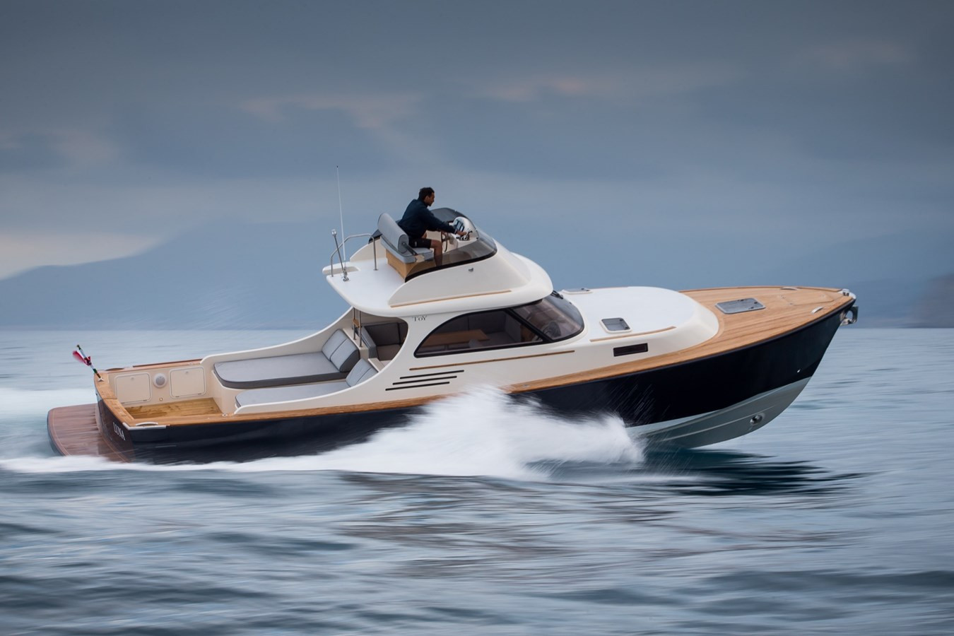 https://arconyachts.ams3.digitaloceanspaces.com/165758/conversions/large_4625740-optimize.jpg