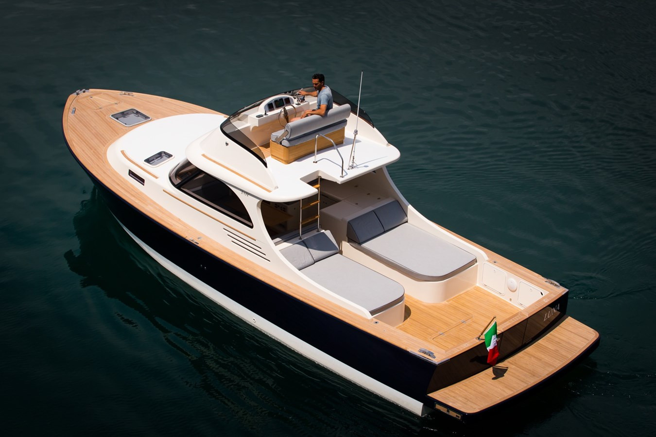 https://arconyachts.ams3.digitaloceanspaces.com/165762/conversions/large_4625741-optimize.jpg