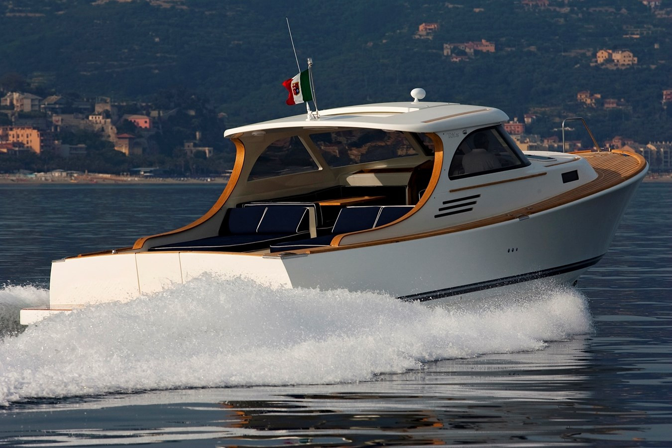 https://arconyachts.ams3.digitaloceanspaces.com/165769/conversions/large_4625713-optimize.jpg