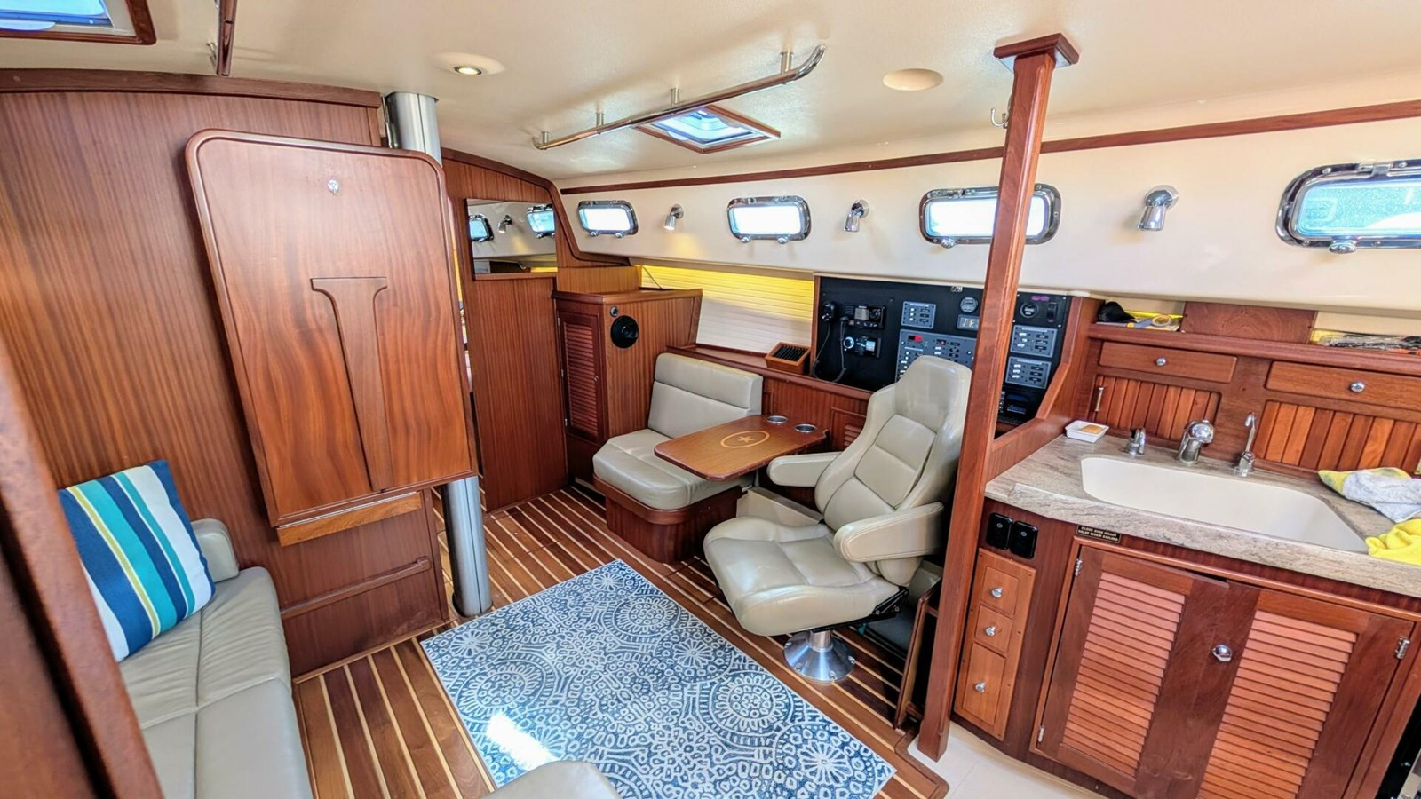 https://arconyachts.ams3.digitaloceanspaces.com/165839/conversions/large_4626134-optimize.jpg
