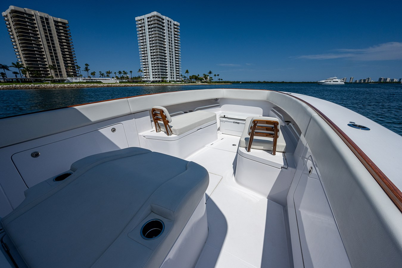 https://arconyachts.ams3.digitaloceanspaces.com/165878/conversions/large_4726595-optimize.jpg