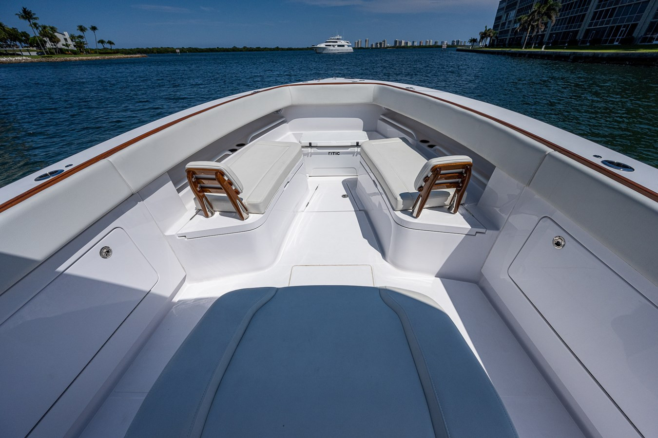 https://arconyachts.ams3.digitaloceanspaces.com/165881/conversions/large_4726596-optimize.jpg
