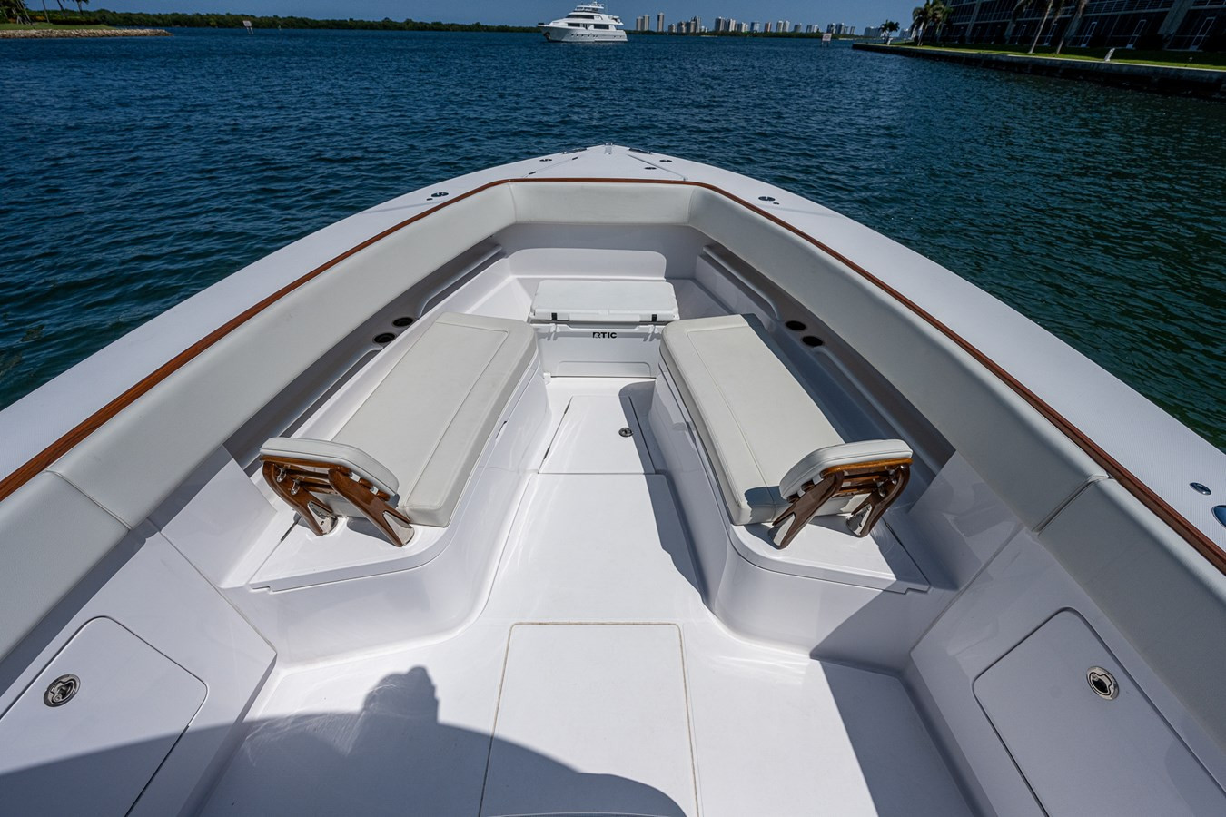 https://arconyachts.ams3.digitaloceanspaces.com/165884/conversions/large_4726597-optimize.jpg
