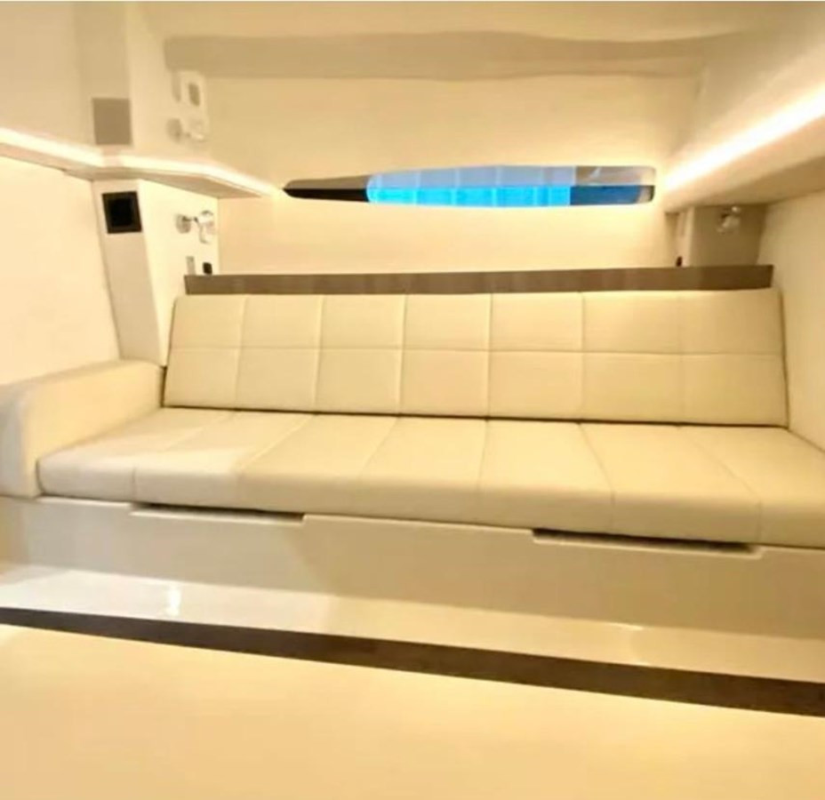 https://arconyachts.ams3.digitaloceanspaces.com/166411/conversions/large_3609121-optimize.jpg