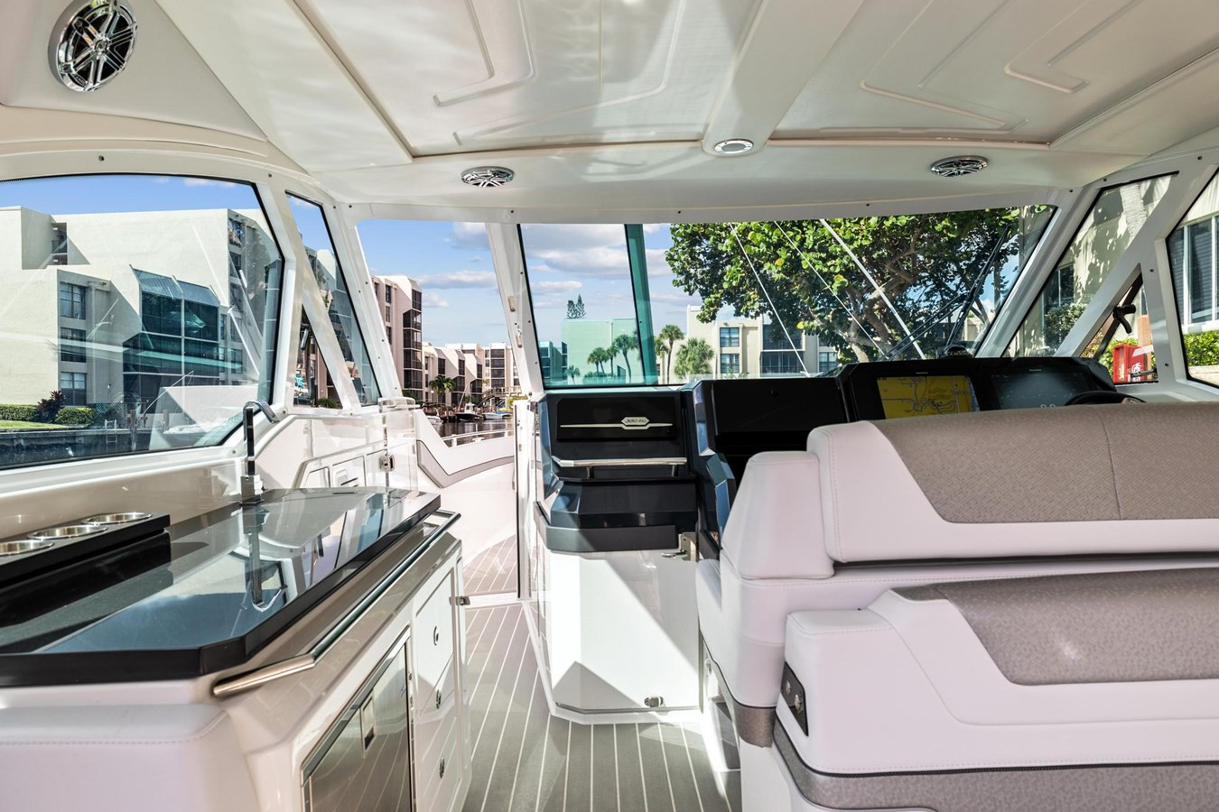 https://arconyachts.ams3.digitaloceanspaces.com/166495/conversions/large_3669761-optimize.jpg