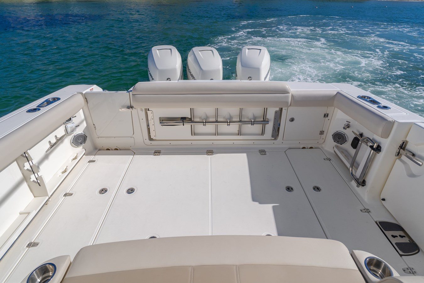 https://arconyachts.ams3.digitaloceanspaces.com/166541/conversions/large_3717339-optimize.jpg