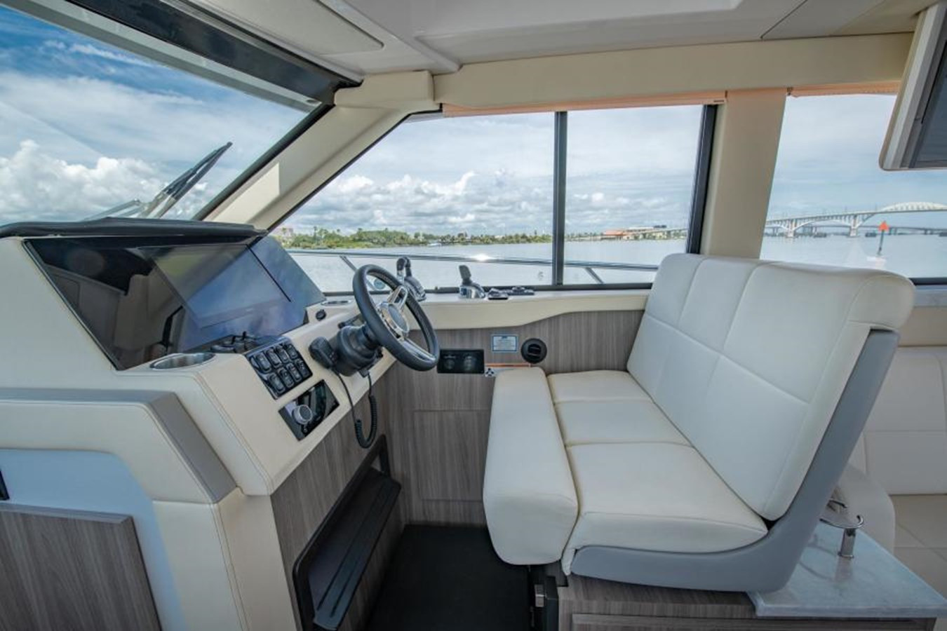 https://arconyachts.ams3.digitaloceanspaces.com/166562/conversions/large_3775627-optimize.jpg