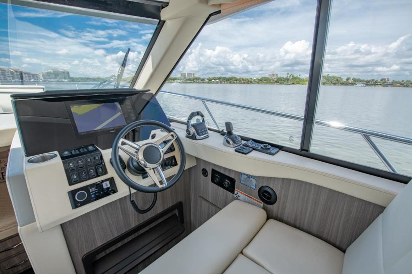 https://arconyachts.ams3.digitaloceanspaces.com/166566/conversions/large_3775628-optimize.jpg