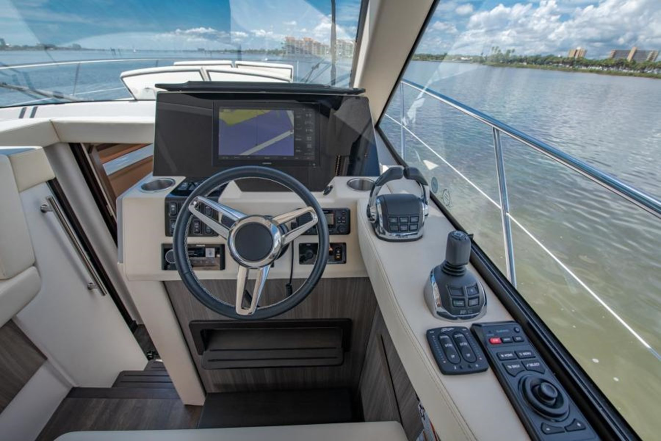 https://arconyachts.ams3.digitaloceanspaces.com/166569/conversions/large_3775629-optimize.jpg