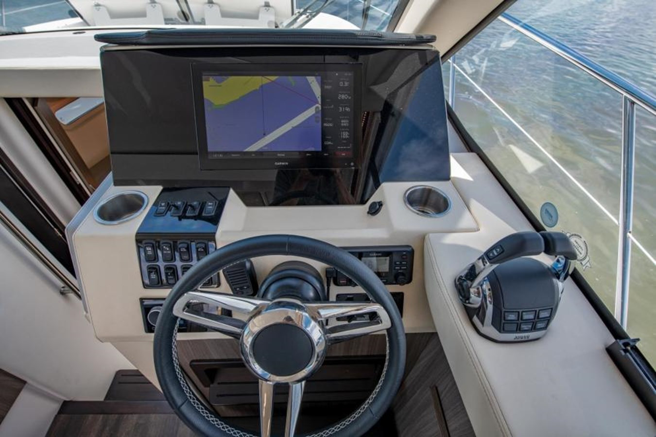 https://arconyachts.ams3.digitaloceanspaces.com/166573/conversions/large_3775630-optimize.jpg