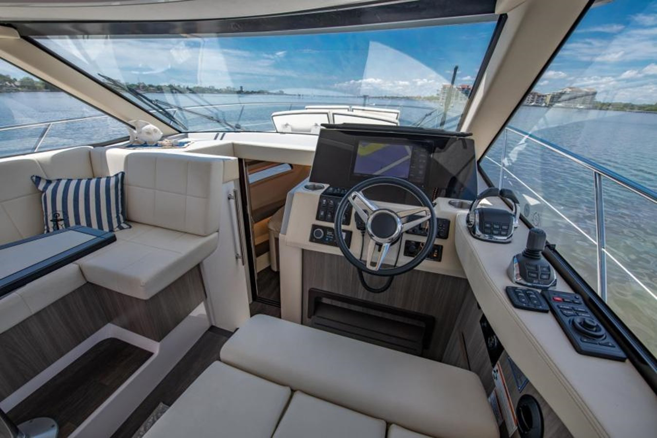 https://arconyachts.ams3.digitaloceanspaces.com/166576/conversions/large_3775631-optimize.jpg