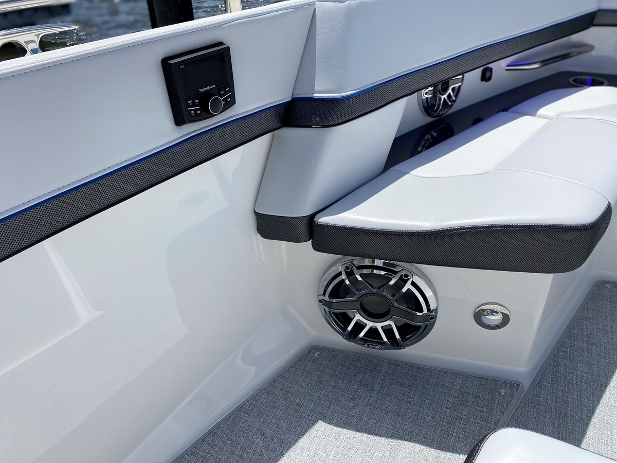 https://arconyachts.ams3.digitaloceanspaces.com/167095/conversions/large_4156005-optimize.jpg