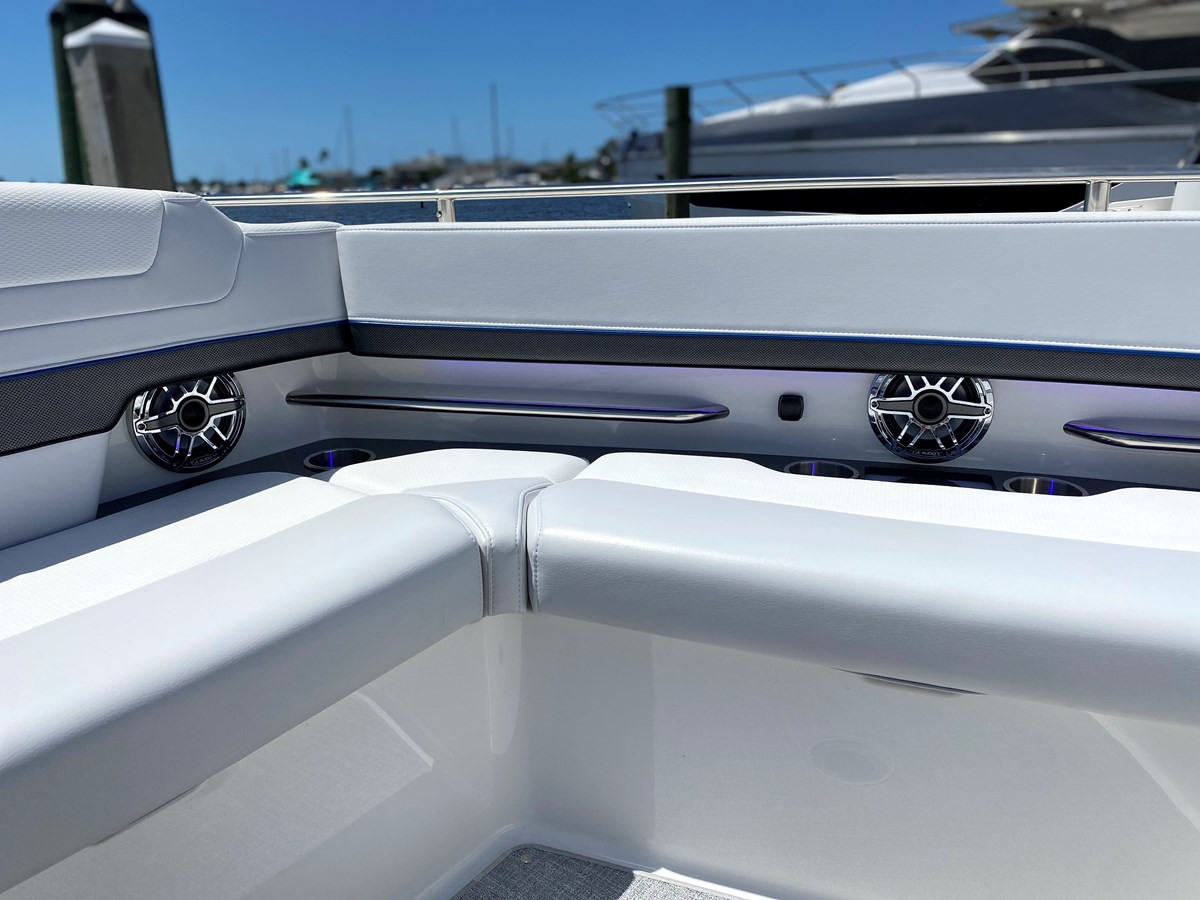 https://arconyachts.ams3.digitaloceanspaces.com/167103/conversions/large_4156008-optimize.jpg