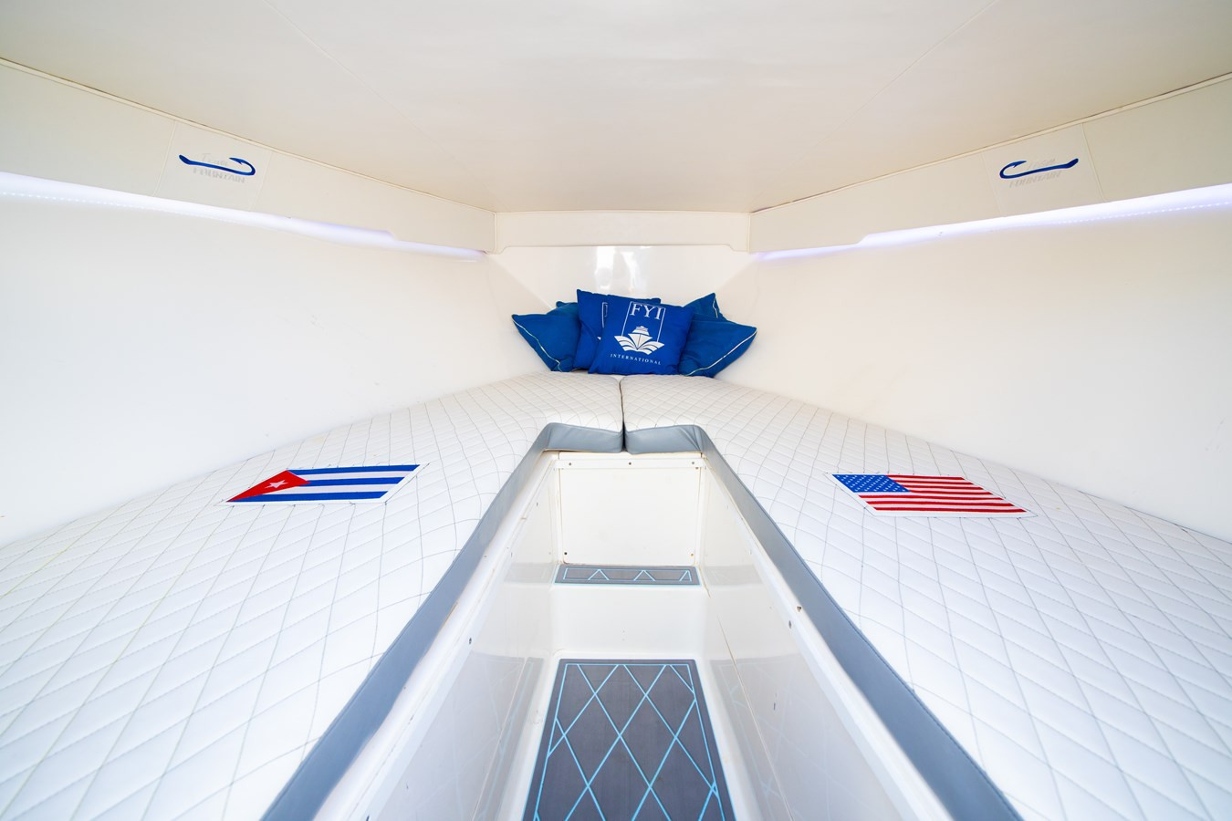 FOUNTAIN 38 CENTER CONSOLE