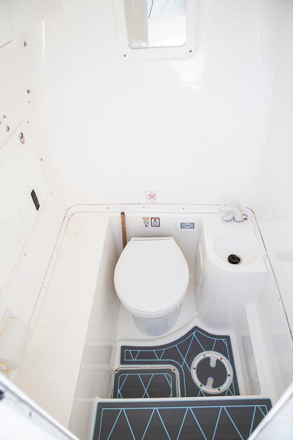 FOUNTAIN 38 CENTER CONSOLE