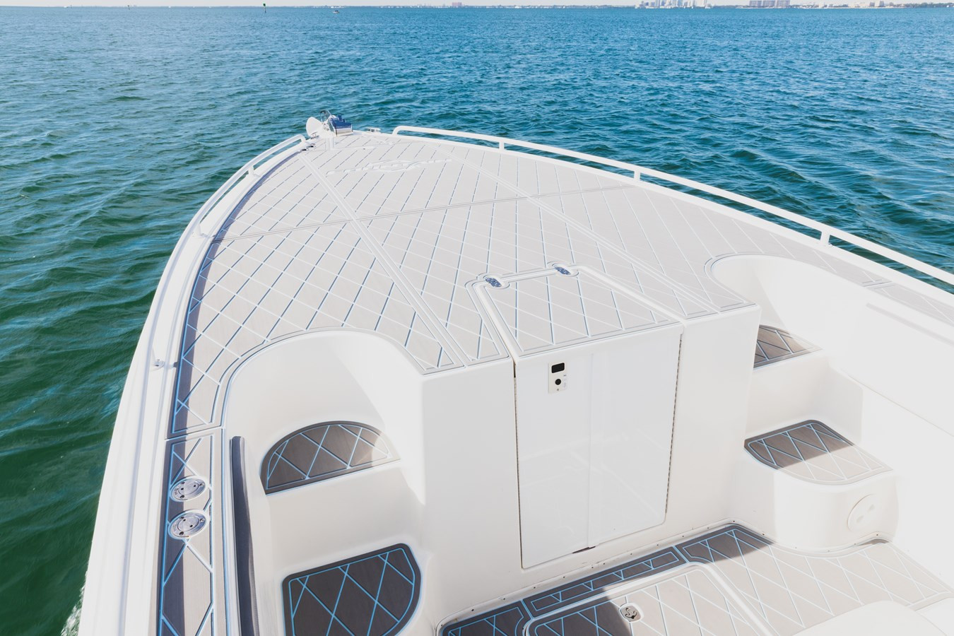 FOUNTAIN 38 CENTER CONSOLE