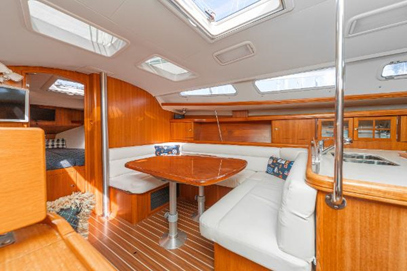 https://arconyachts.ams3.digitaloceanspaces.com/167601/conversions/large_4603746-optimize.jpg
