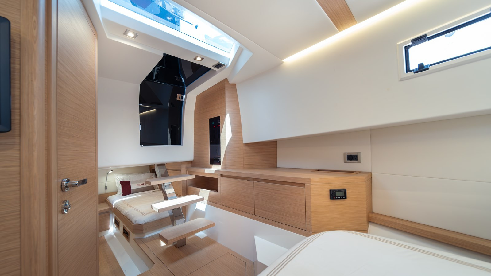 https://arconyachts.ams3.digitaloceanspaces.com/167741/conversions/large_4612768-optimize.jpg