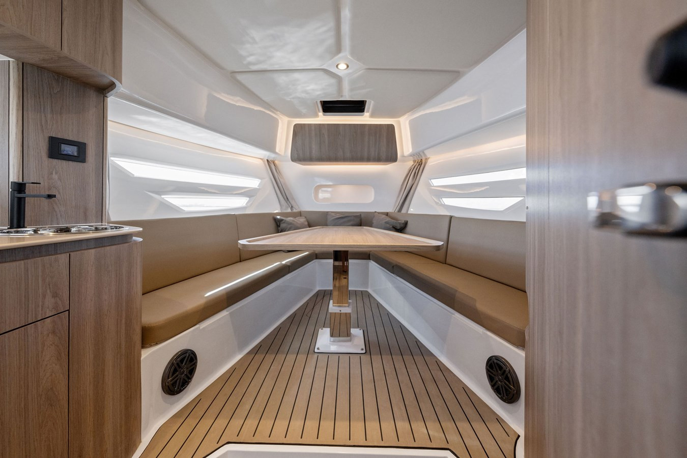 https://arconyachts.ams3.digitaloceanspaces.com/168163/conversions/large_3963353-optimize.jpg