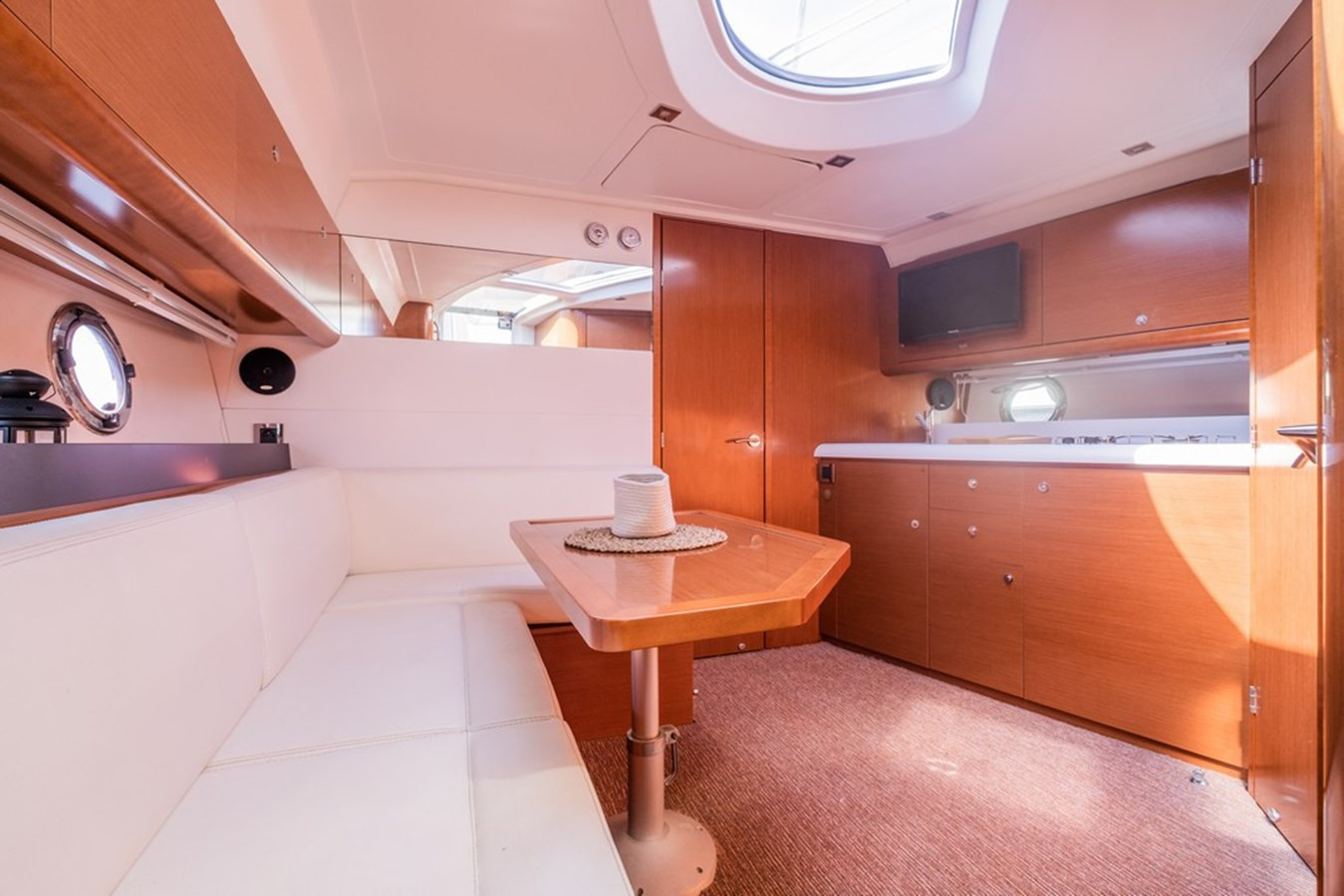 https://arconyachts.ams3.digitaloceanspaces.com/168201/conversions/large_4315114-optimize.jpg