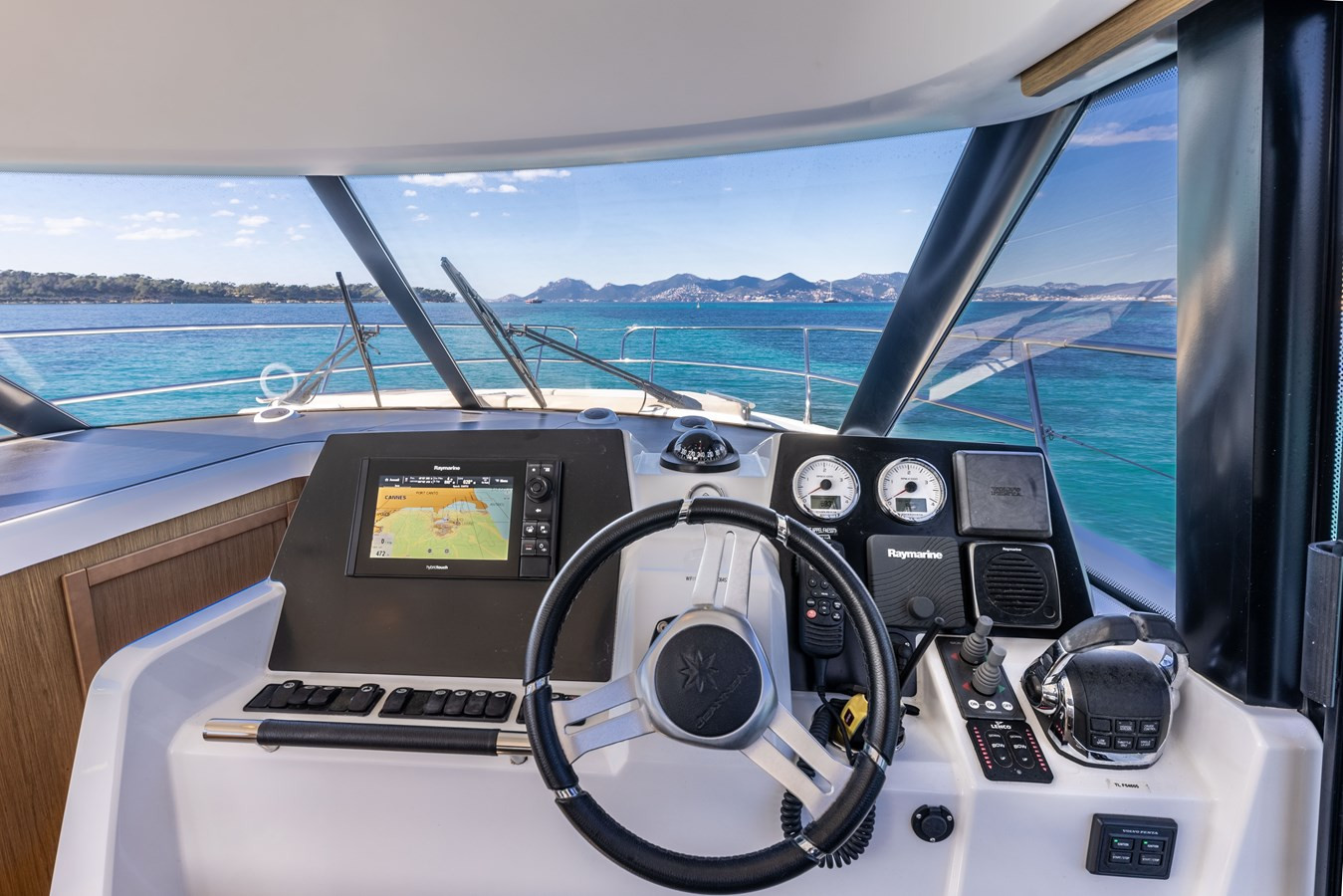 https://arconyachts.ams3.digitaloceanspaces.com/168471/conversions/large_4632121-optimize.jpg