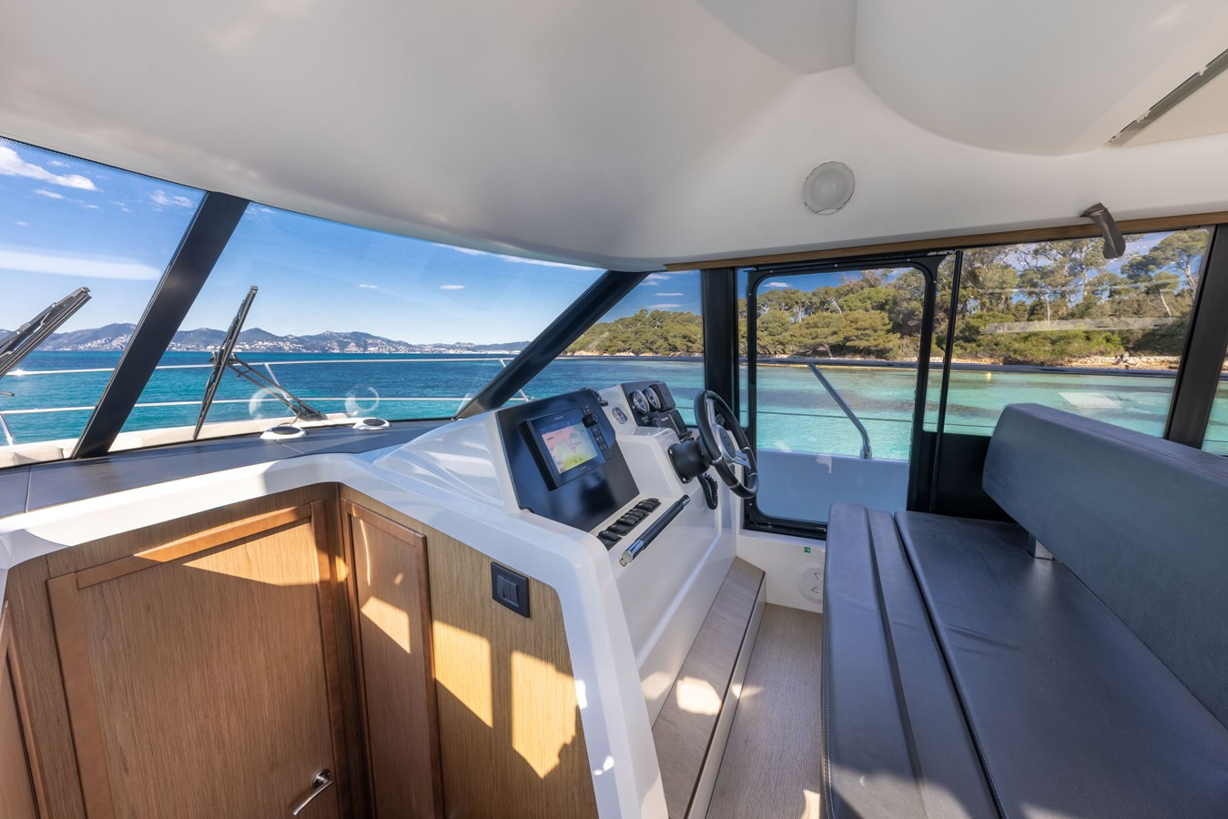 https://arconyachts.ams3.digitaloceanspaces.com/168498/conversions/large_4632130-optimize.jpg