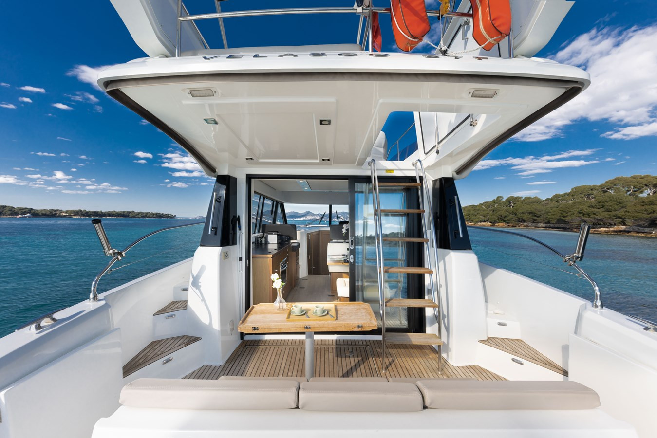 https://arconyachts.ams3.digitaloceanspaces.com/168530/conversions/large_4632140-optimize.jpg