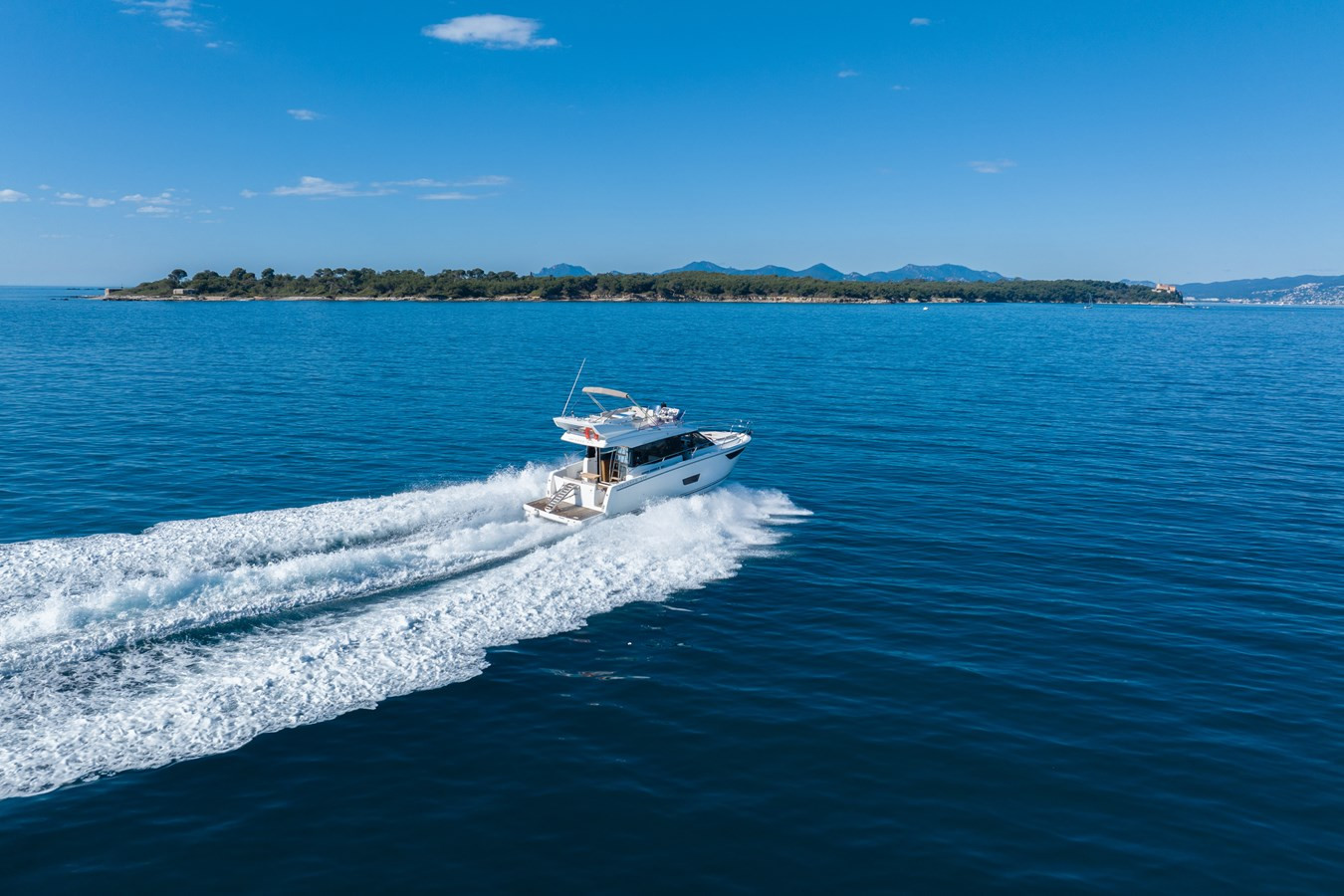 https://arconyachts.ams3.digitaloceanspaces.com/168613/conversions/large_4632169-optimize.jpg