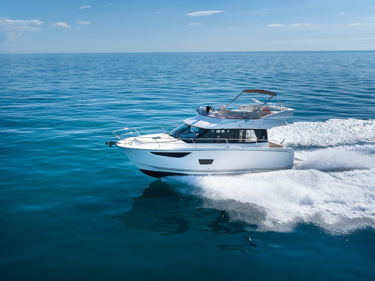 https://arconyachts.ams3.digitaloceanspaces.com/168616/conversions/large_4632170-optimize.jpg
