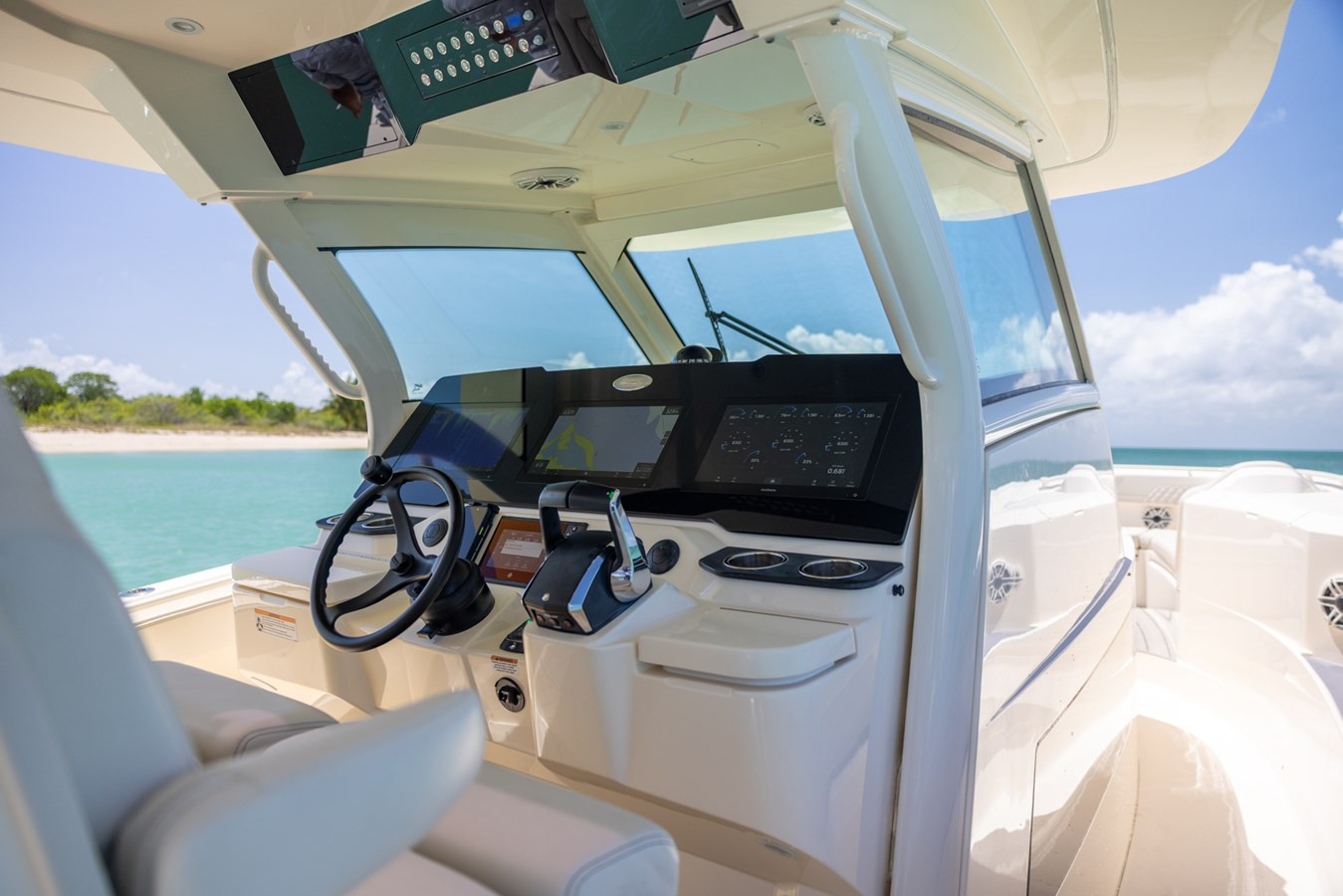 https://arconyachts.ams3.digitaloceanspaces.com/169302/conversions/large_4823677-optimize.jpg