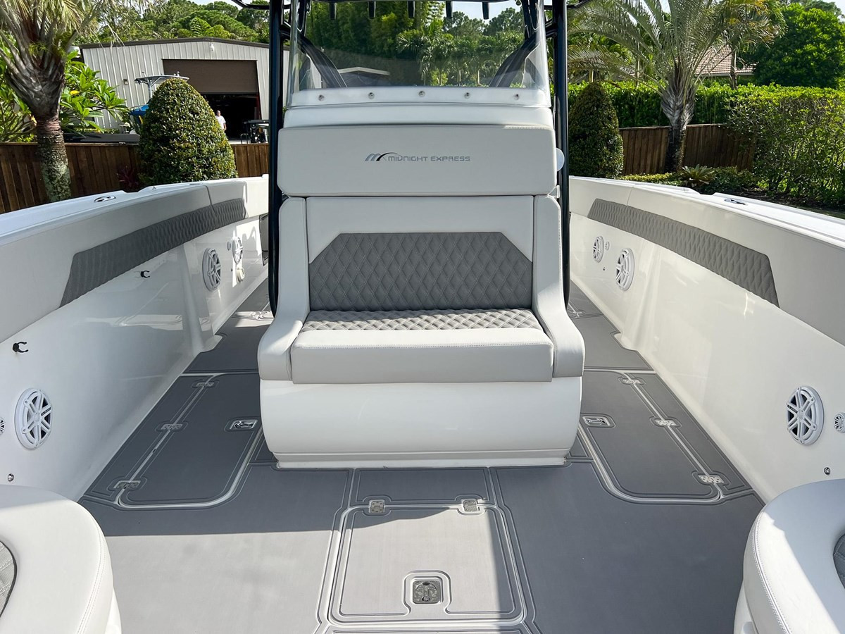 https://arconyachts.ams3.digitaloceanspaces.com/169621/conversions/large_4243341-optimize.jpg