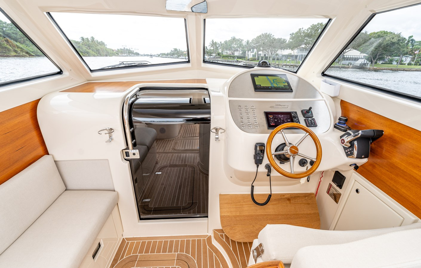 https://arconyachts.ams3.digitaloceanspaces.com/169836/conversions/large_4450417-optimize.jpg