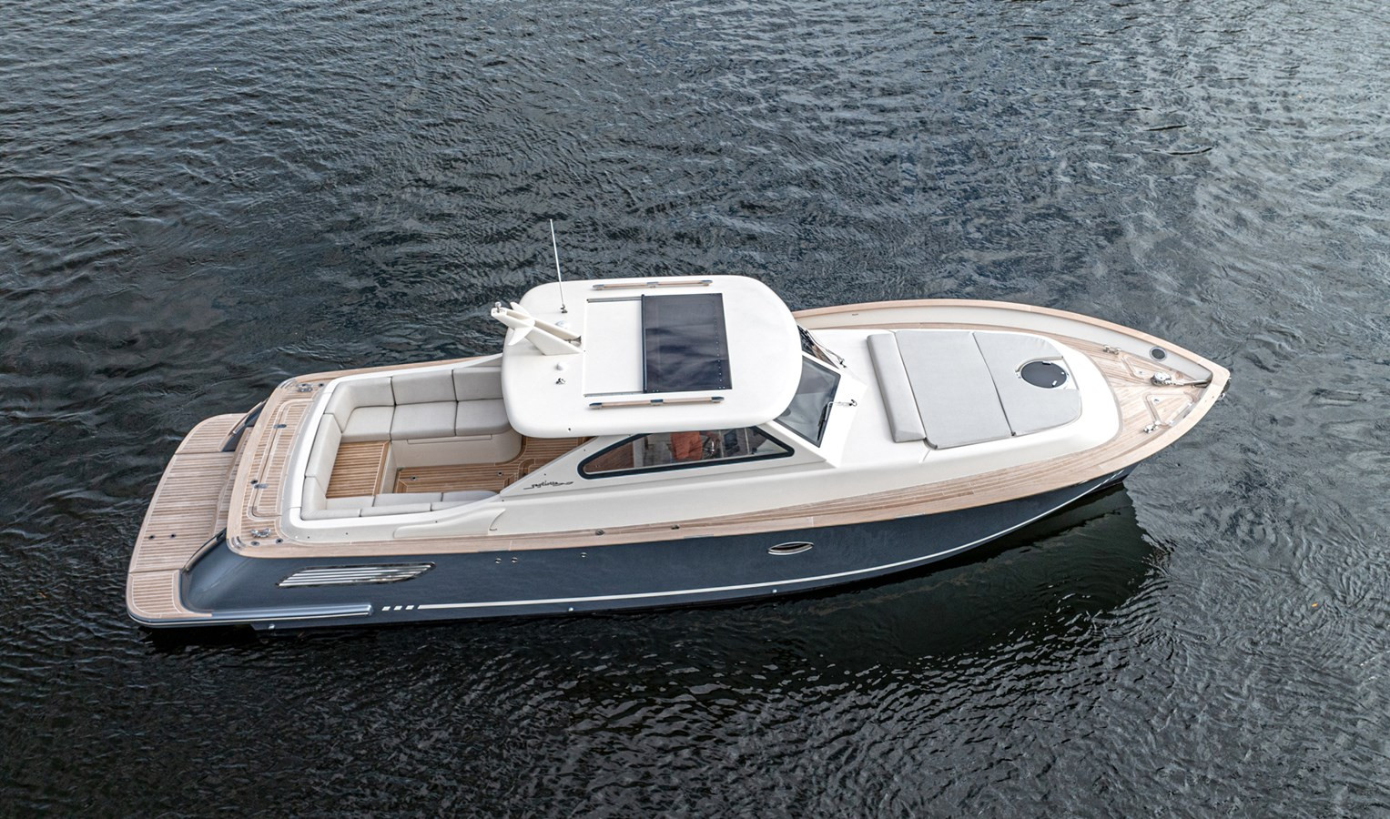 https://arconyachts.ams3.digitaloceanspaces.com/169901/conversions/large_4450442-optimize.jpg