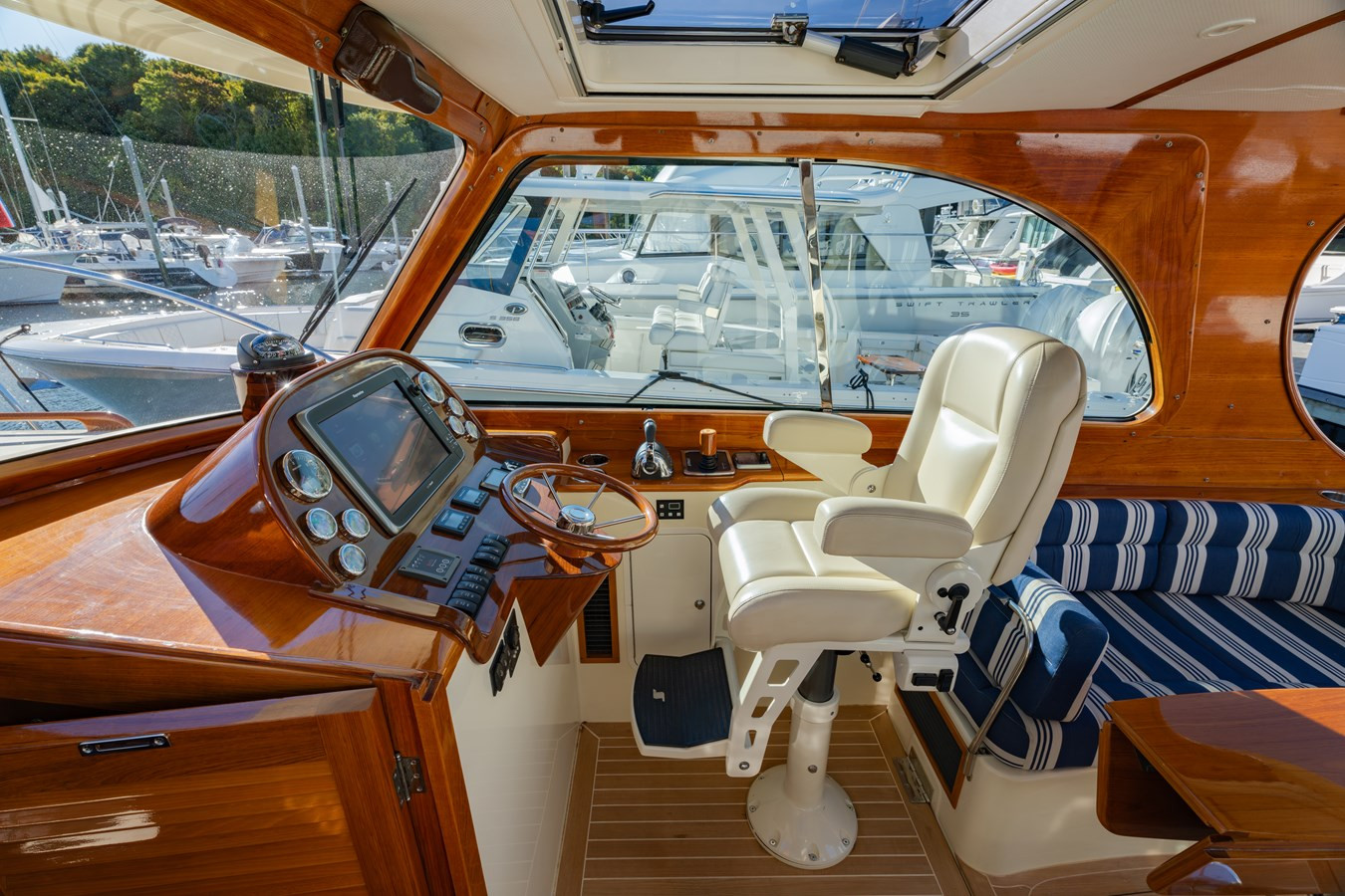 https://arconyachts.ams3.digitaloceanspaces.com/170533/conversions/large_4832006-optimize.jpg
