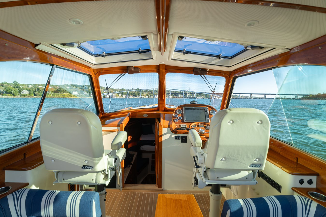 https://arconyachts.ams3.digitaloceanspaces.com/170539/conversions/large_4832008-optimize.jpg