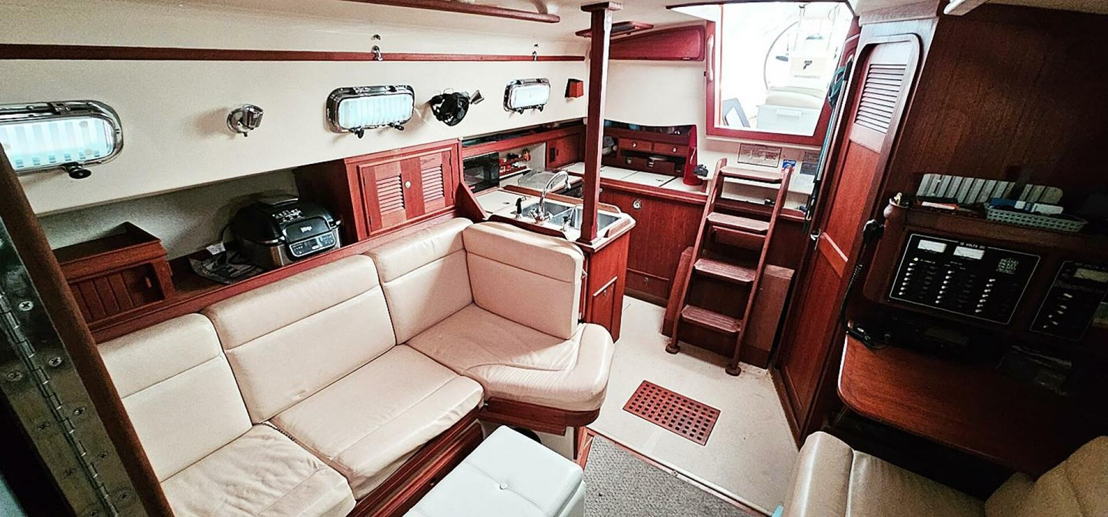 https://arconyachts.ams3.digitaloceanspaces.com/170634/conversions/large_4633952-optimize.jpg