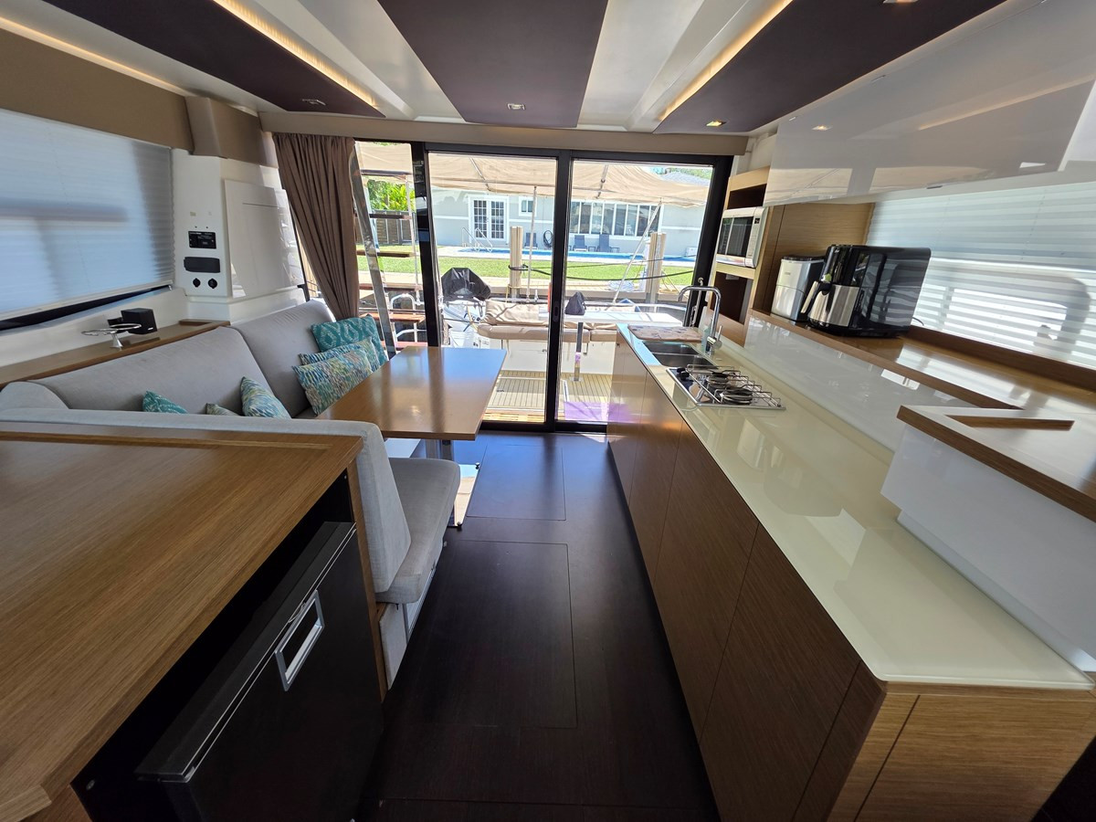 https://arconyachts.ams3.digitaloceanspaces.com/170652/conversions/large_4614401-optimize.jpg