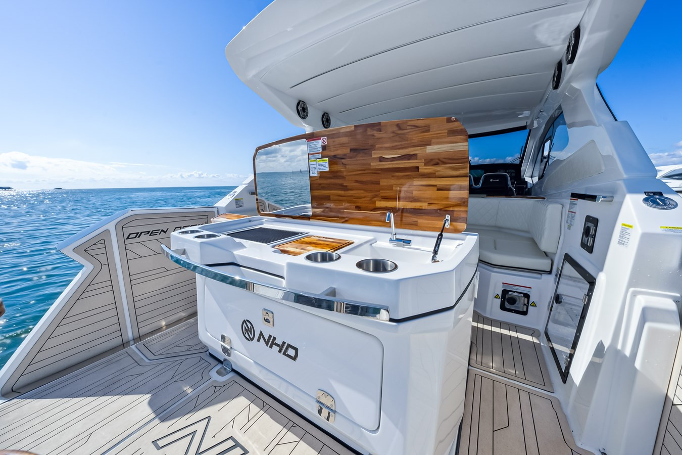 https://arconyachts.ams3.digitaloceanspaces.com/170751/conversions/large_4525276-optimize.jpg