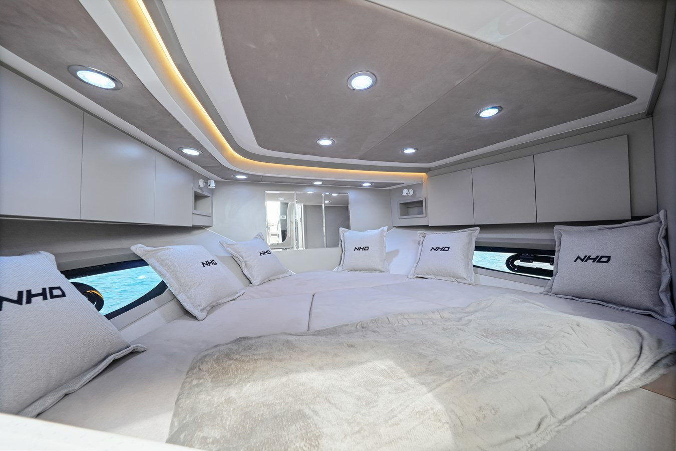 https://arconyachts.ams3.digitaloceanspaces.com/170752/conversions/large_4365353-optimize.jpg