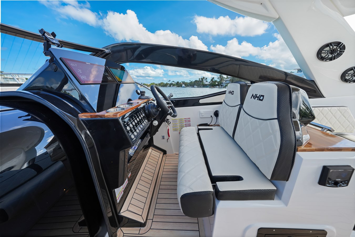 https://arconyachts.ams3.digitaloceanspaces.com/170779/conversions/large_4365362-optimize.jpg