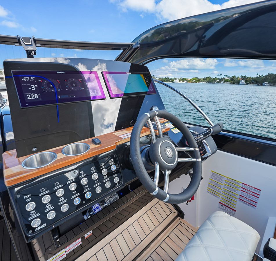 https://arconyachts.ams3.digitaloceanspaces.com/170782/conversions/large_4365363-optimize.jpg