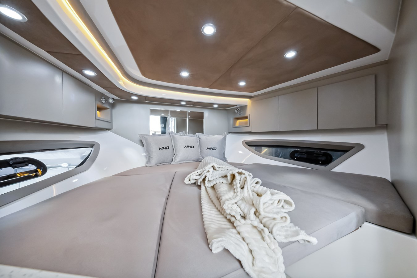 https://arconyachts.ams3.digitaloceanspaces.com/170833/conversions/large_4525305-optimize.jpg
