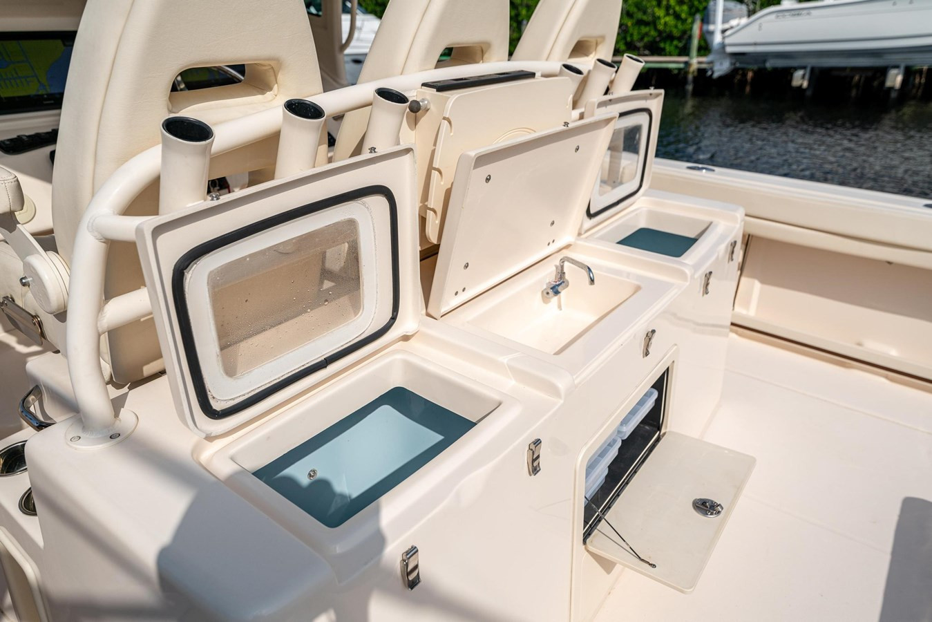 https://arconyachts.ams3.digitaloceanspaces.com/171044/conversions/large_4449393-optimize.jpg