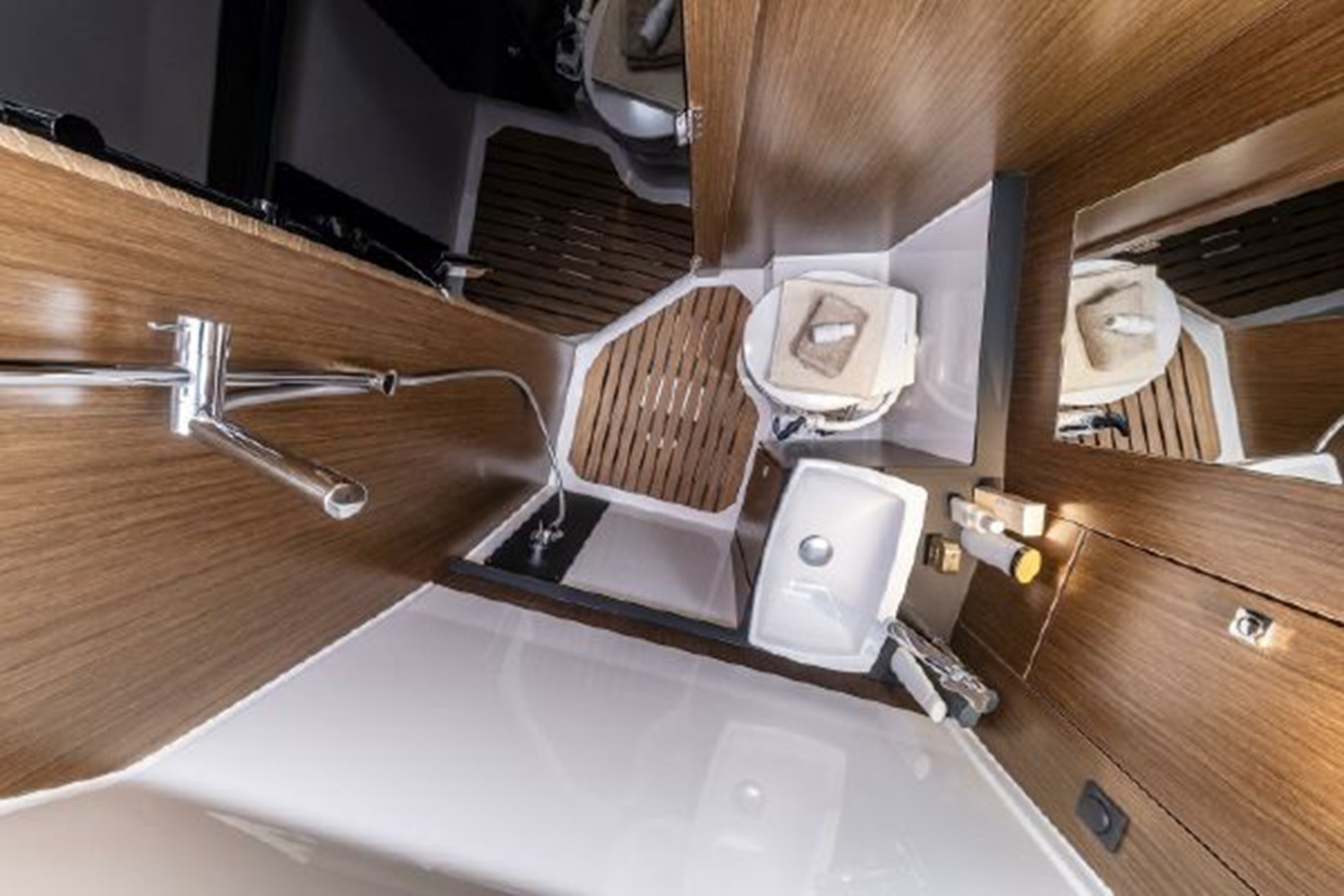 https://arconyachts.ams3.digitaloceanspaces.com/171288/conversions/large_3886835-optimize.jpg