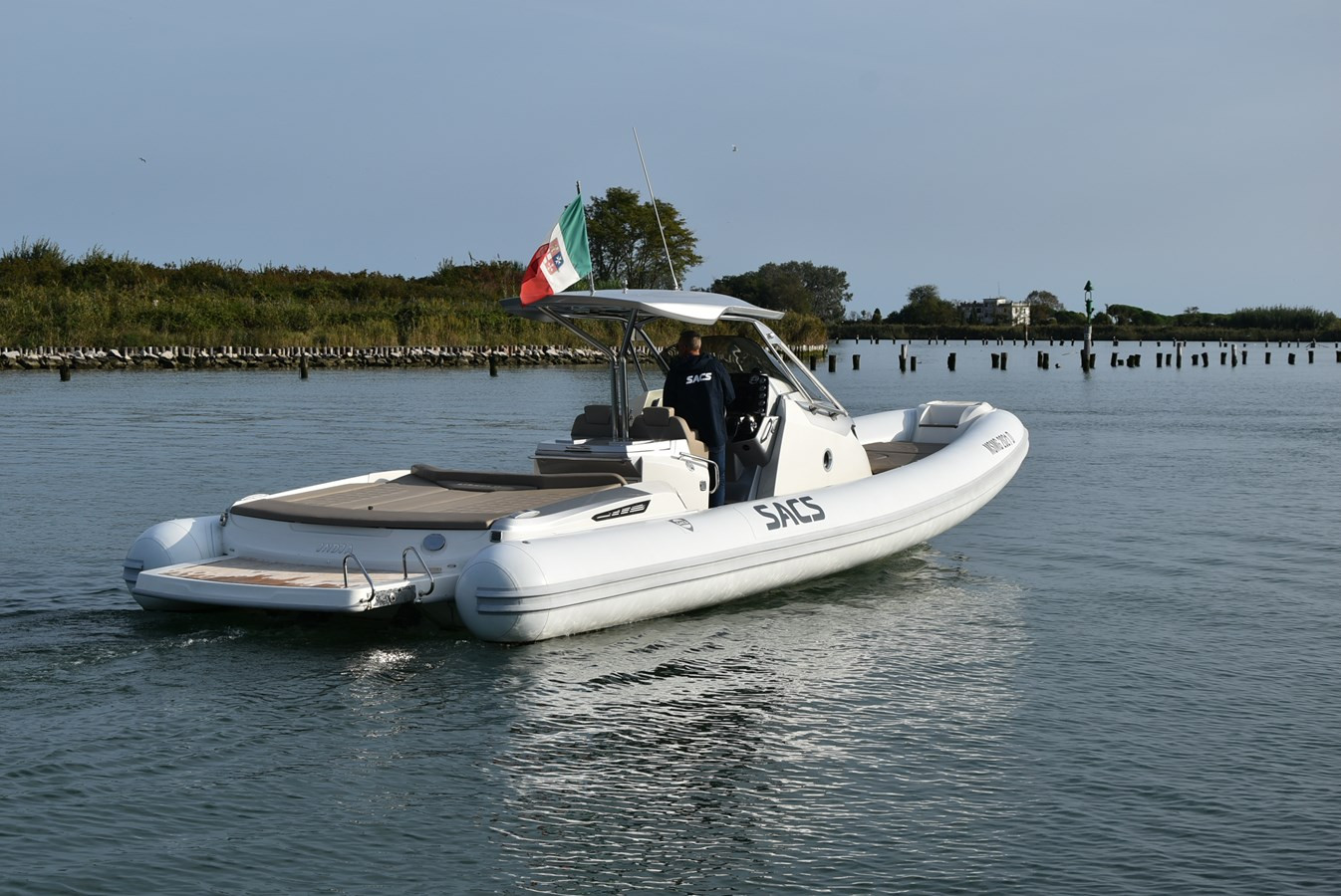 https://arconyachts.ams3.digitaloceanspaces.com/171532/conversions/large_4538466-optimize.jpg