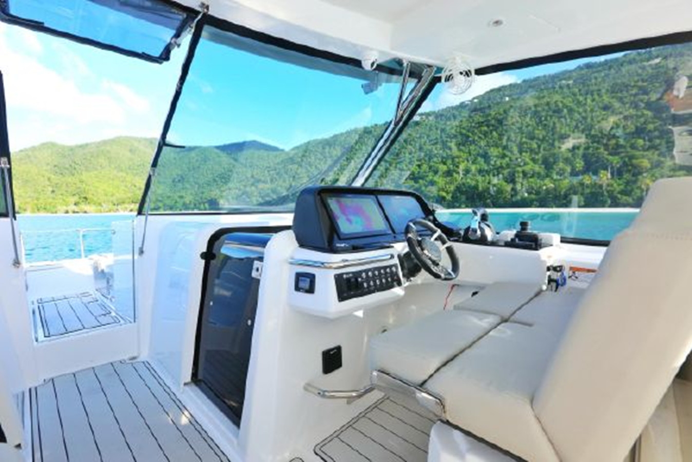 https://arconyachts.ams3.digitaloceanspaces.com/171810/conversions/large_3940091-optimize.jpg